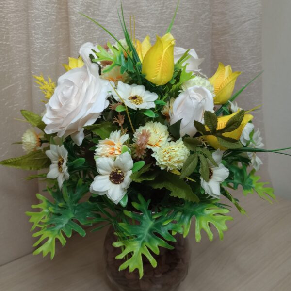 Arranjo de Rosas Margaridas e Tulipas