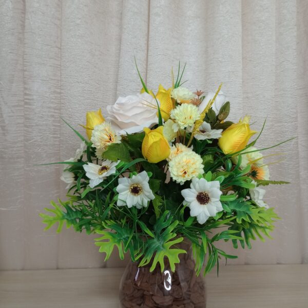 Arranjo de Rosas Margaridas e Tulipas