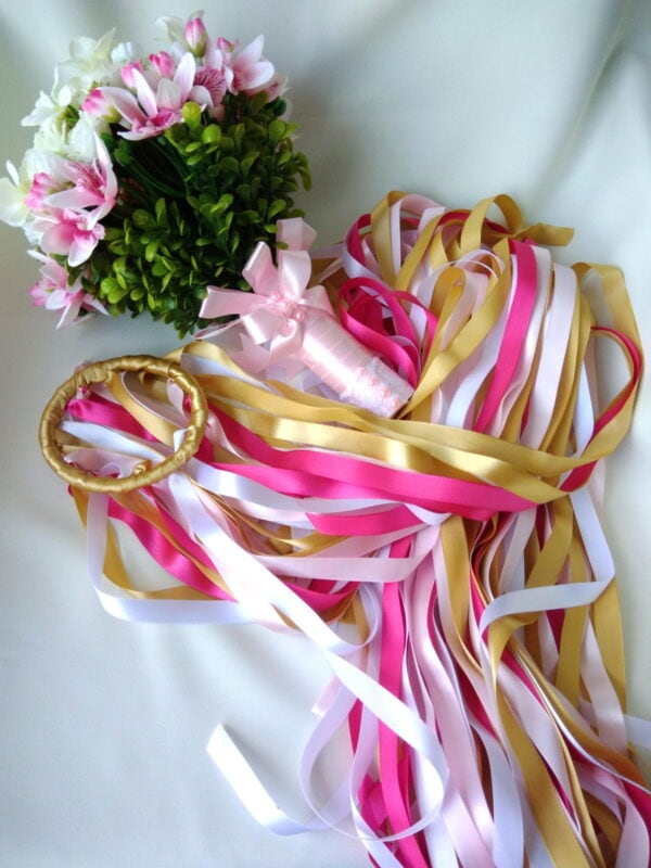 Campo 2: Buquê de flores com laços coloridos, ideal para casamentos e eventos especiais.