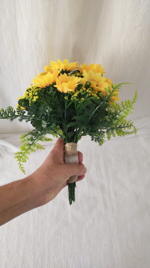 Buquê de flores amarelas, preparado para casamento ou decoração floral.
