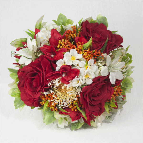 Buquê de flores vermelhas e brancas com folhagem verde, ideal para casamento e eventos românticos.