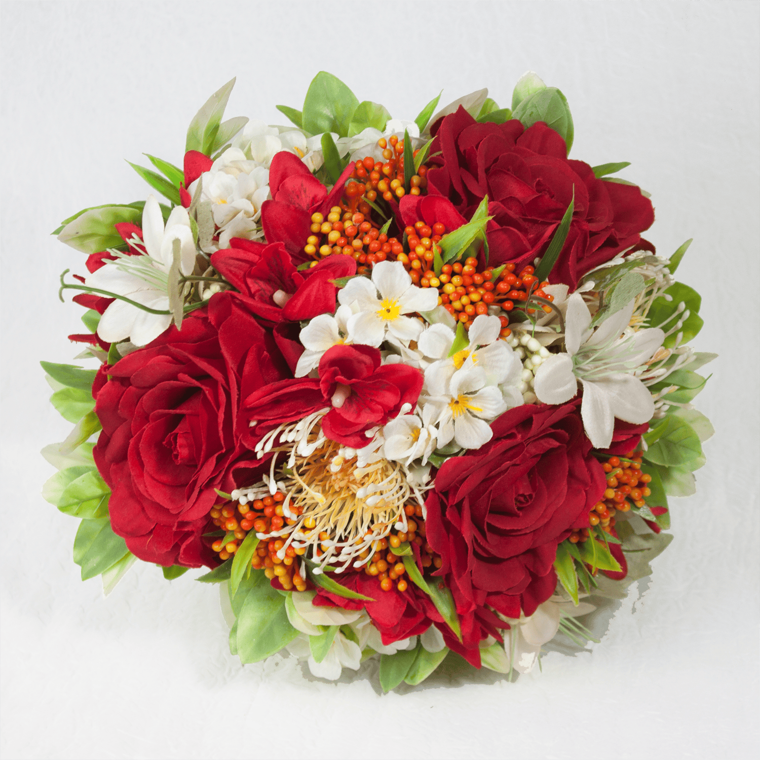 Buquê de flores vermelhas e brancas com folhagem verde, ideal para casamento e eventos românticos.