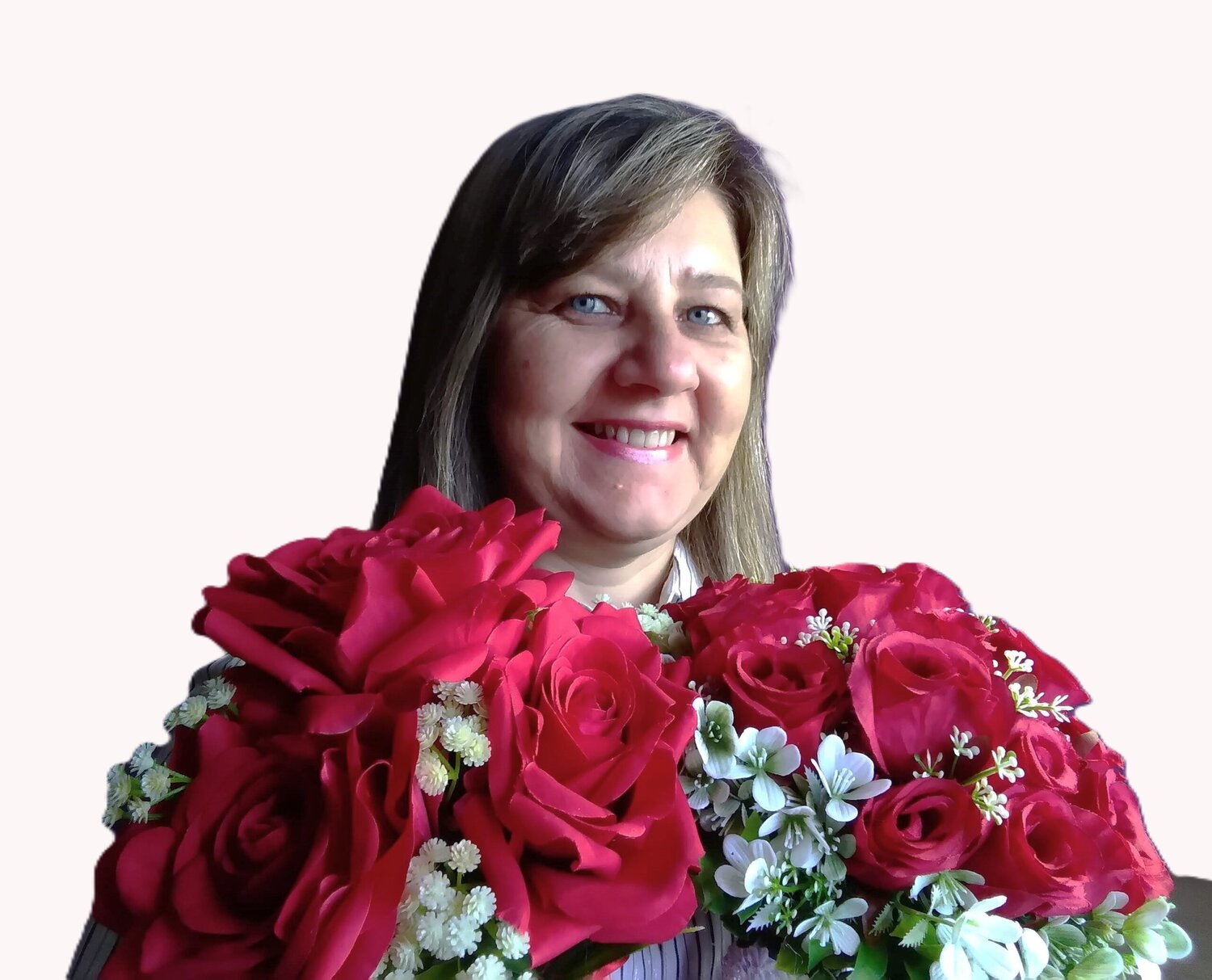 Bouquet de rosas vermelhas com detalhes brancos, ideal para ocasiões especiais.