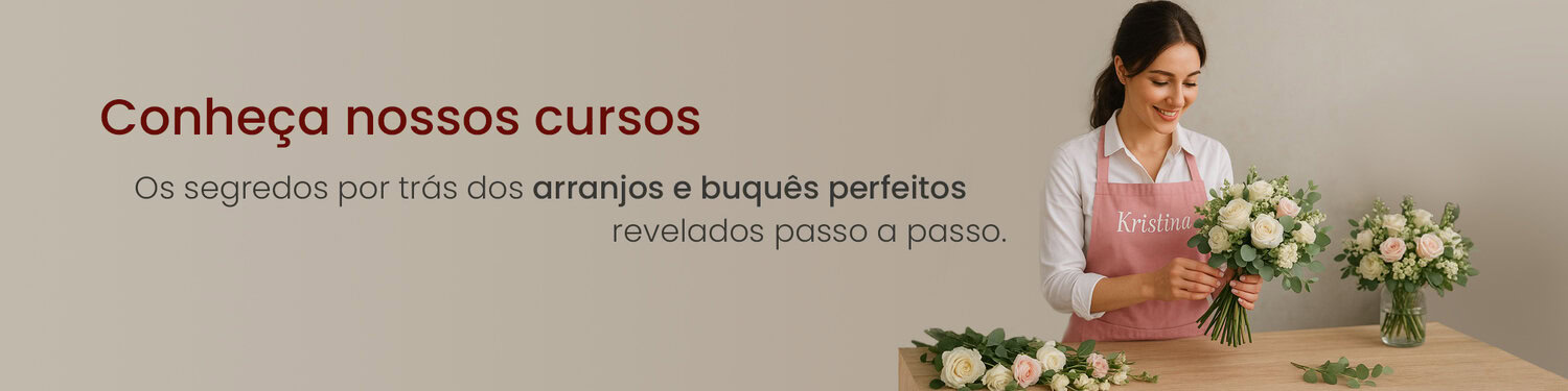 Buquê de rosas brancas e rosas cor-de-rosa com folhagens, montagem para casamento ou evento.