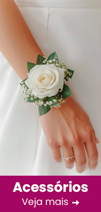 Arranjo de buquê de casamento com rosa branca e folhagem.