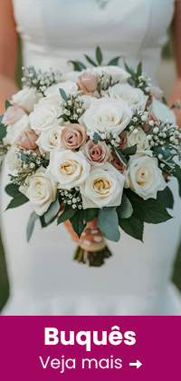 Buquê de casamento com rosas brancas e detalhes delicados.