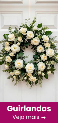 Guirlanda de flores brancas com verdes, decorativa e elegante.