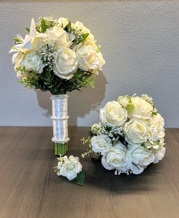 Flores permanentes, buquê de noiva, arranjos e guirlandas.