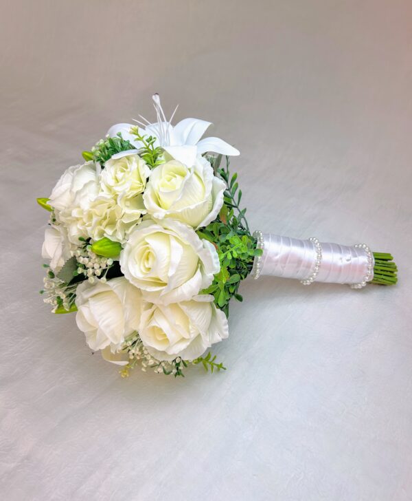 Imagem de um buquê de rosas brancas com detalhes em verde, ideal para noivas.