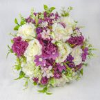 Bouquet de flores lilás e branco com rosas e hortênsias, arranjo floral decorativo.
