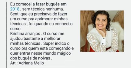 Buquê com flores brancas e detalhes de pele, mulher sorridente com cabelo cacheado.